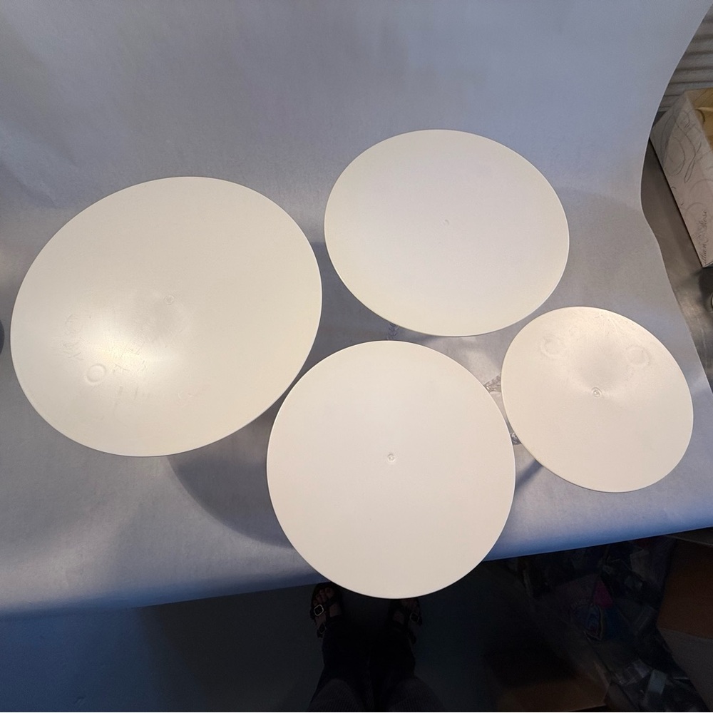 Elegant White and Clear Cake Separator Plates and Pillars - Picture 3 of 4